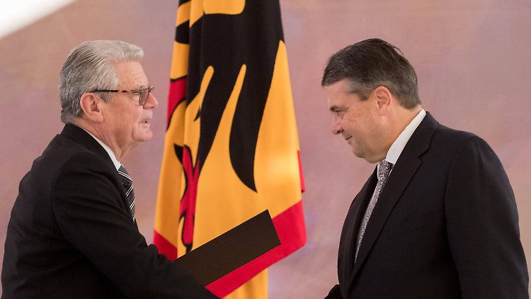 Joachim Gauck vereidigt SPD-Chef Sigmar Gabriel als neuen Außenminister. 