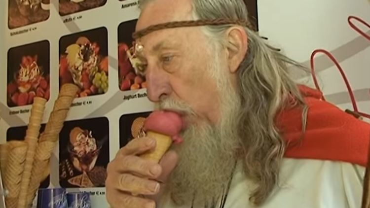 Auf Youtube zeigt sich Burghard B., der keltische Druide, beim Eis essen.