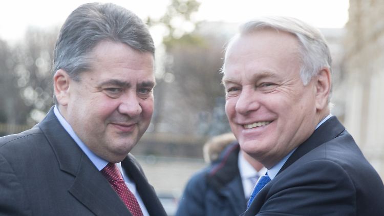 Man kennt sich: Sigmar Gabriel (l.) mit seinem französischen Kollegen Jean-Marc Ayrault in Paris.