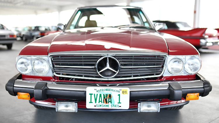 Das Mercedes-Cabrio vom Typ 560SL mit acht Zylindern stammt aus dem Jahr 1987.