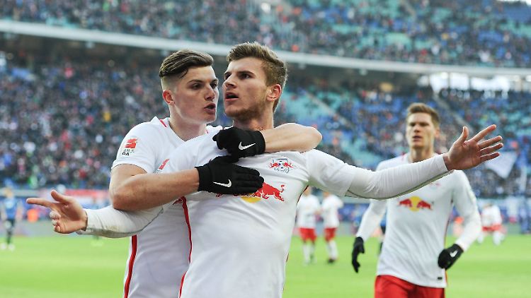 Die Leipziger Torschützen Marcel Sabitzer und Timo Werner bejubeln den Sieg gegen Hoffenheim.