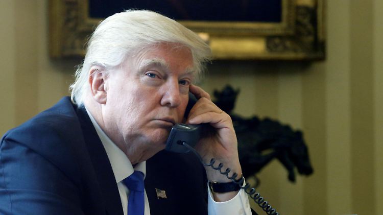 Donald Trump beim Gespräch mit Merkel: Die Miene ist versteinert.