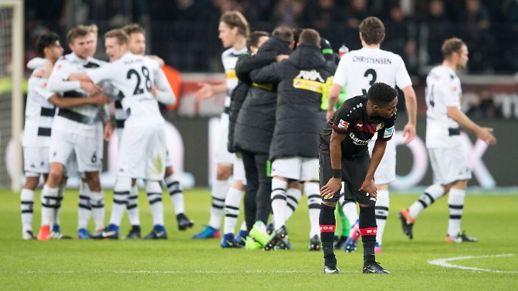 Fassungslose Leverkusener und überglückliche Gladbacher: Dieses Bild hätte man zur Pause nicht erwartet.