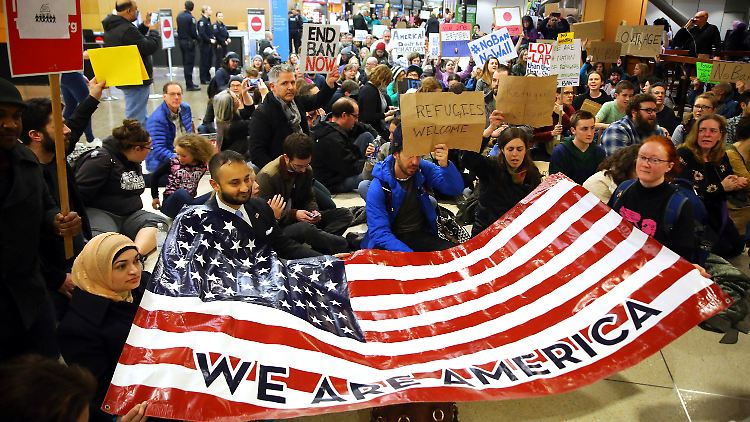 Demonstranten am Seattle-Tacoma International Airport.