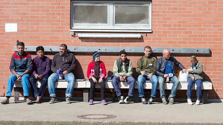 Flüchtlinge im Herbst 2015 vor einer Erstaufnahmeeinrichtung in Gießen