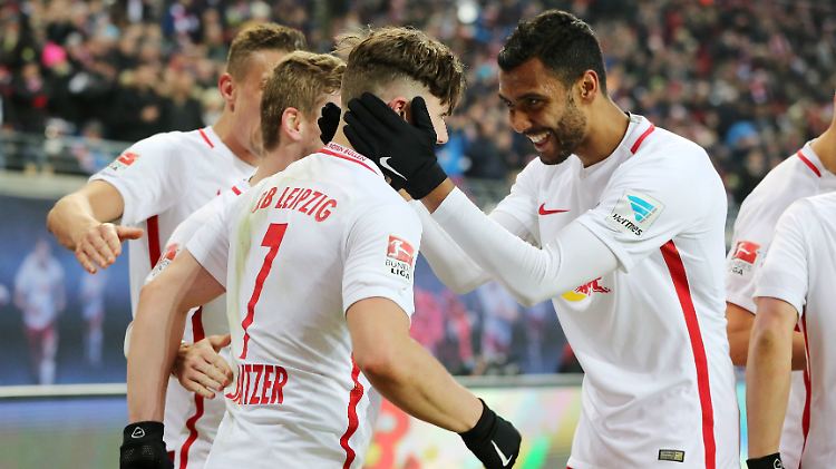 Große Freude in Leipzig: RB-Oldie Marvin Compper tätschelt Marcel Sabitzer.