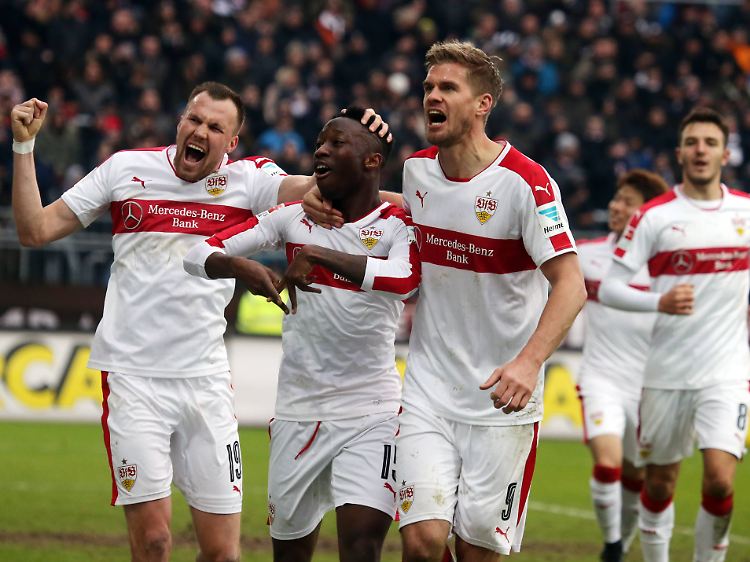 Dank des Treffers von Carlos Mané (2.v.l.) feierte der VfB Stuttgart einen Auswärtssieg beim FC St. Pauli.