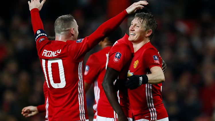 Kollege Rooney freut sich mindestens so doll wie Schweinsteiger selbst.