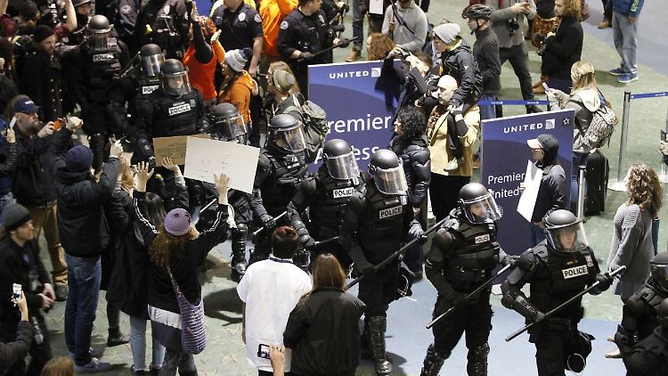 An vielen Flughäfen kam es zu Auseinandersetzungen zwischen Demonstranten und der Polizei. 