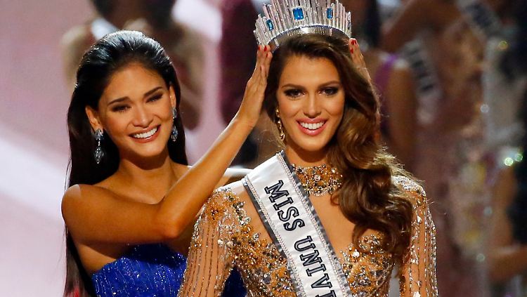 Pia Wurtzbach setzt Iris Mittenaere die Krone auf.