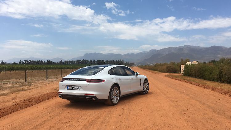 Wie seine Brüder verzichtet auch der Porsche Panamera Hybrid auf den unschönen Buckel des Vorgängers.