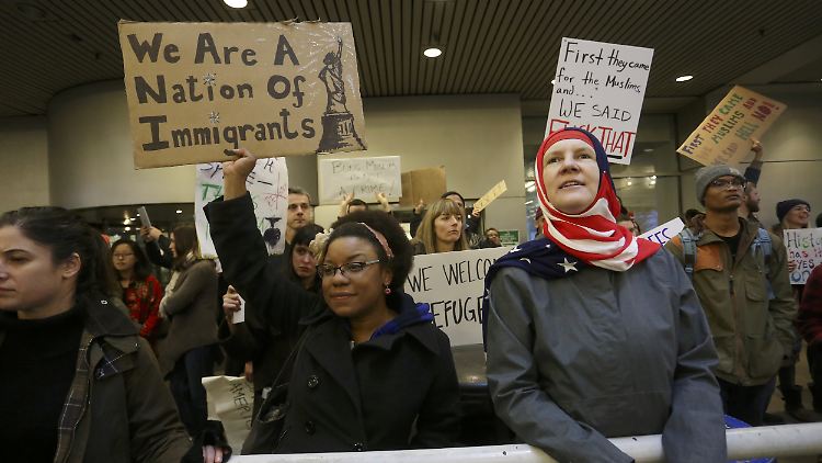 Donald Trumps Entscheidung, den Menschen aus sieben überwiegend muslimischen Ländern die Einreise in die USA zu verwehren, sorgt weltweit für Aufruhr. 