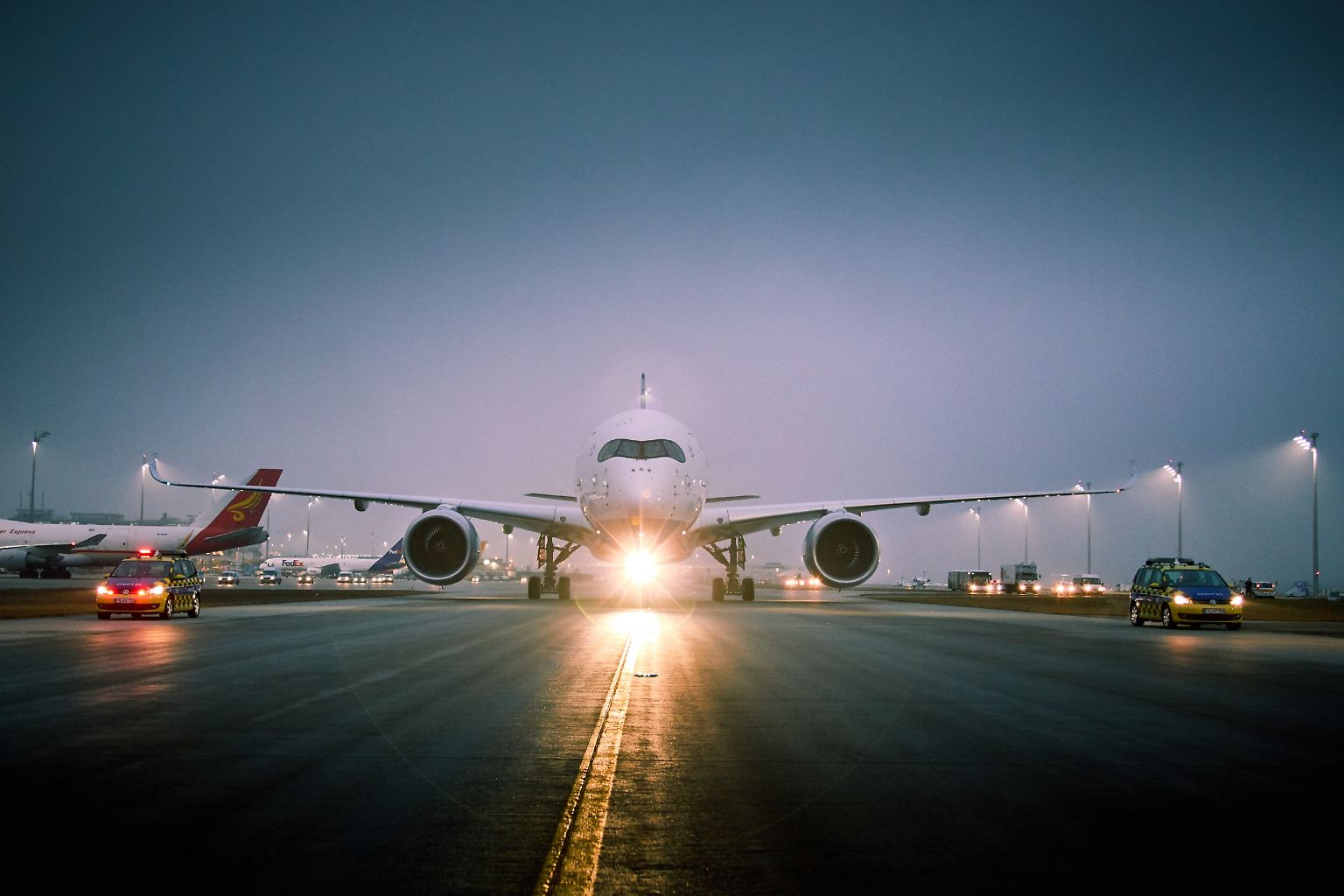 Im trüben Münchner Winterwetter rollt die jüngste Neuanschaffung der Lufthansa in Startposition: ...
