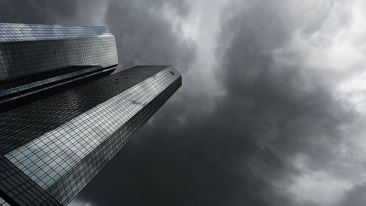 Dunkle Wolken ziehen über dem Hauptquartier der Deutschen Bank in Frankfurt auf.