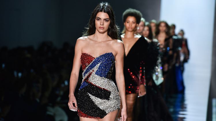Als Model geht Kendall Jenner selbstbewusst mit ihrem Körper um.