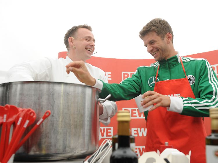 Spaß und Spiel: 2012 mit Thomas Müller.