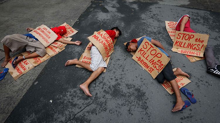 Philippiner protestieren in Quezon City nahe Manila gegen das Vorgehen von Duterte.