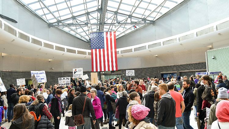 Protest gegen das Einreiseverbot am Flughafen Philadelphia, USA.