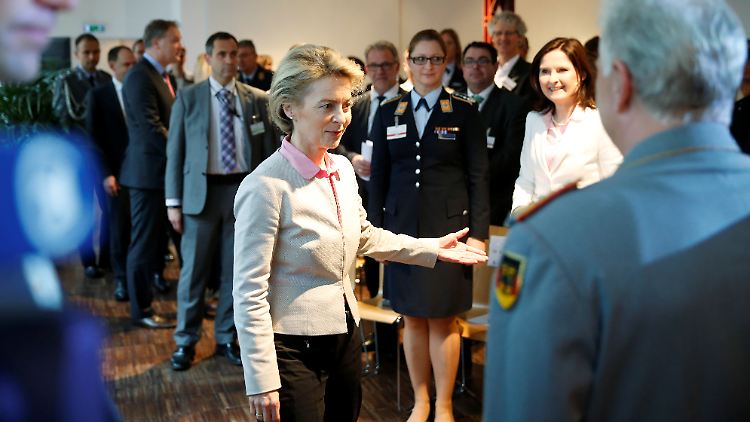 Verteidigungsministerin von der Leyen beim Workshop zur sexuellen Vielfalt.