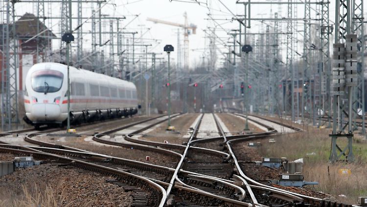 Einer der anspruchsvollsten Jobs in Deutschland: Ein Bahnchef sitzt schnell zwischen allen Stühlen.