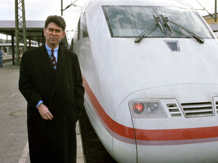 Aufbruch ins Zeitalter der Hochgeschwindigkeitszüge: Der damalige Bahnchef Heinz Dürr bei der Vorstellung des "Intercity Express" 1991.