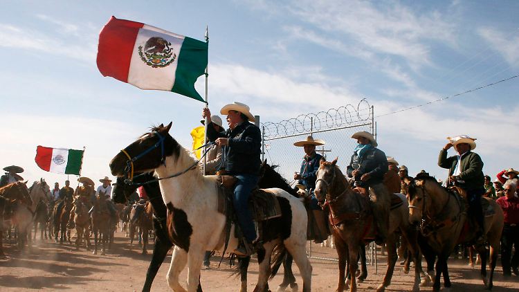 Mexikaner spielen den Einfall Pancho Villas in New Mexico nach - das Bild stammt von 2009.