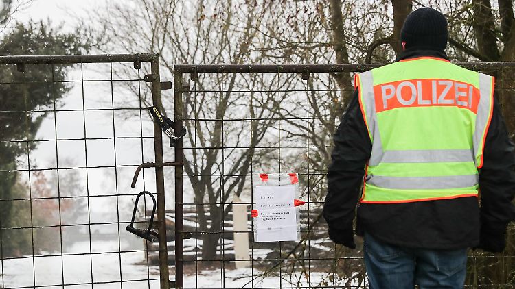 Ein Polizeibeamter vor dem Gelände, auf dem die Jugendlichen starben.