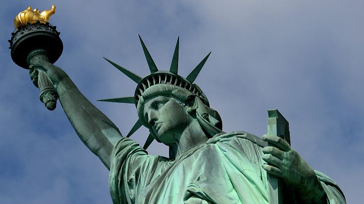 Menschen, die neben dem Pass eines der sanktionierten Länder noch einen weiteren besitzen, dürfen nun doch in die USA reisen - und etwa die Freiheitsstatue in New York besichtigen.