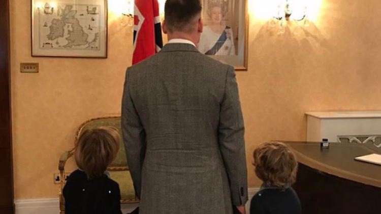David Furnish mit den Kindern im Angesicht der Queen - welch ein Moment!