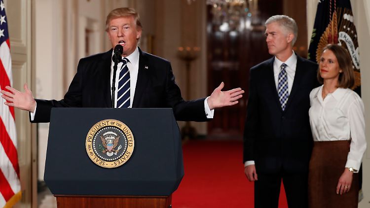 US-Präsident Trump hat "den allerbesten Richter" gefunden: Neil Gorsuch, hier mit seiner Frau bei der Vorstellung im Weißen Haus.