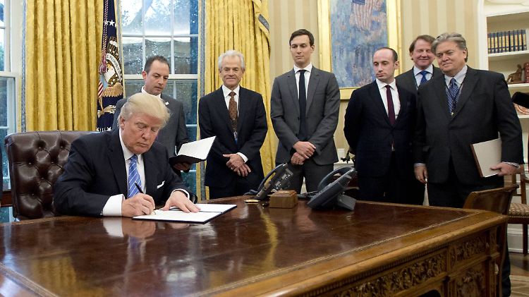 Donald Trump im Kreis seiner Berater: Chief of staff Reince Priebus, Wirtschaftsberater Peter Navarro, Schwiegersohn Jared Kushner, Redenschreiber Stephen Miller und Chefstratege Steve Bannon. 