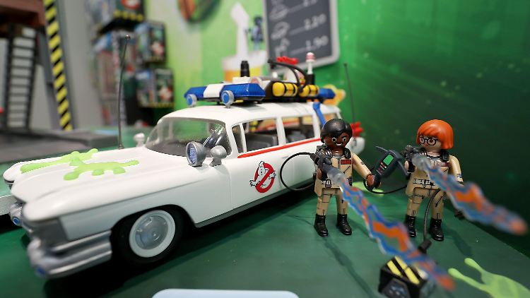 Die Geisterjäger Winston Zeddemore und Janine Melnitz aus den Ghostbusters-Filmen im Kleinformat - als Playmobil-Figuren.