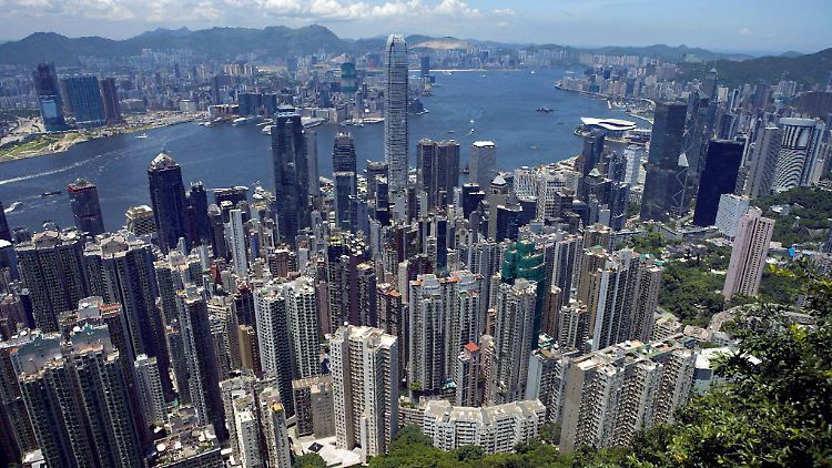 Die Umstände lösten Diskussionen aus, weil Chinas Verfolgungsorgane keine Befugnisse in der Sonderverwaltungsregion Hongkong haben.
