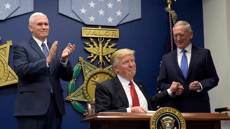 Den Stift, mit dem Donald Trump sein Dekret unterzeichnete, reichte er anschließend seinem Verteidigungsminister James Mattis.