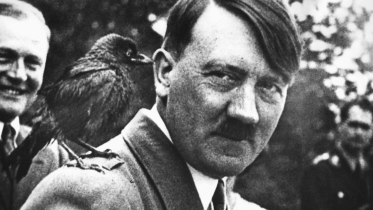 Adolf Hitler mit einem Vogel  auf der Schulter.