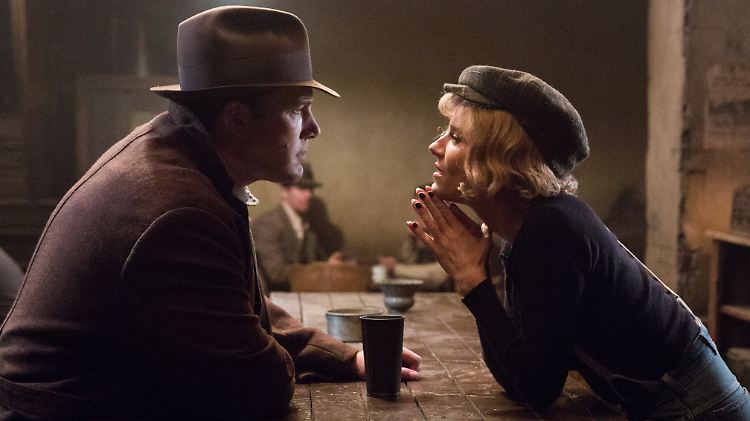 Zu Beginn von "Live By Night" sind Ben Affleck und Sienna Miller ein Liebespaar - ein bisschen wie Bonnie und Clyde.