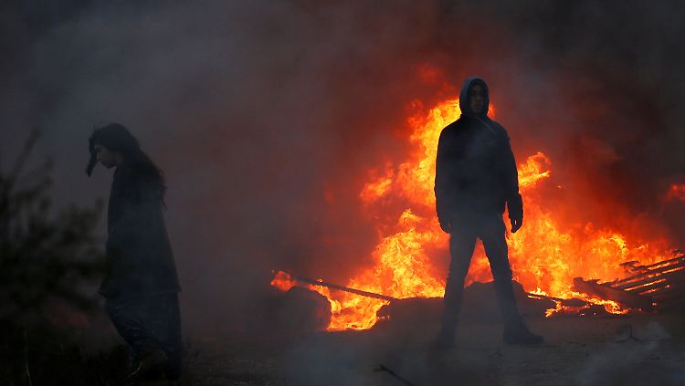 Mit einem Feuer versperrten die Siedler der Polizei den Zugang zu der Siedlung Amona.