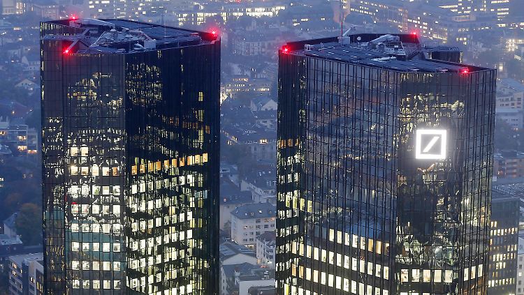 Nach dem erneuten Milliardenverlust 2016 schaut Deutsche-Bank-Chef Cryan nach eigener Aussage "optimistisch nach vorn".