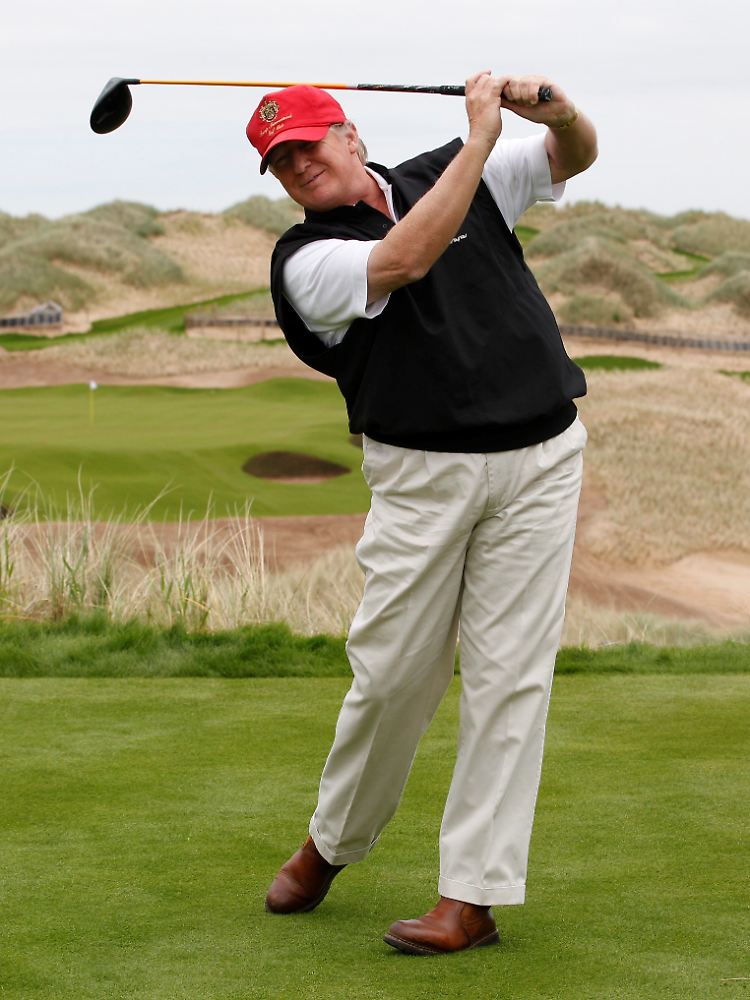 Donald Trump ist ein begeisterter Golfer. Hier übt er seinen Abschlag in einem seiner Clubs in Schottland.