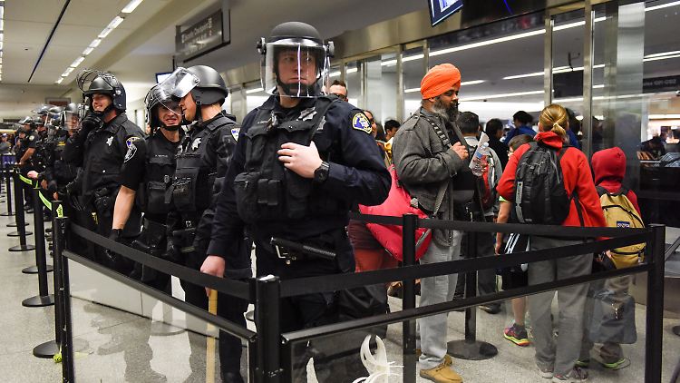 An Flughäfen überall auf der Welt herrscht nach wie vor Unsicherheit darüber, wer in die USA einreisen darf.