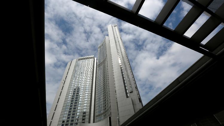 Lokalmedien berichteten, der Geschäftsmann sei vergangene Woche von Sicherheitsbeamten der Volksrepublik China aus seinem Hongkonger Hotel abgeführt worden.