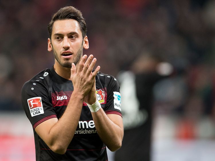 Für Leverkusens Hakan Calhanoglu ist die Saison nach dem Cas-Urteil vorzeitig beendet.