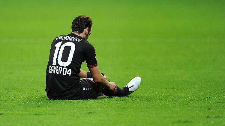 Er ist bedient: Hakan Calhanoglu darf vier Monate lang keinen Fußball spielen.