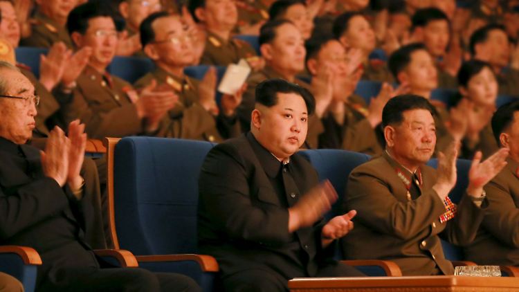 Machthaber Kim Jong Un (m.) mit engen Vertrauten bei einem Konzert.