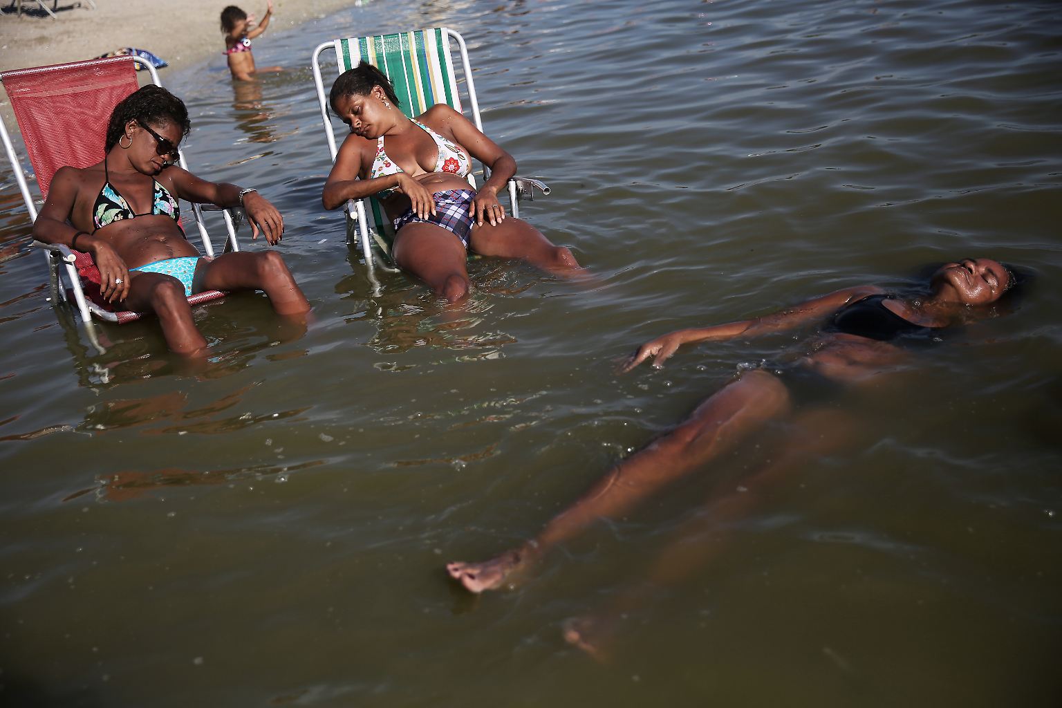Hier haben Rios Einwohner richtig Spaß: "Piscinão" ist ein großes Schwimmbecken in Strandnähe und vor allem bei  Arbeitern sehr beliebt.