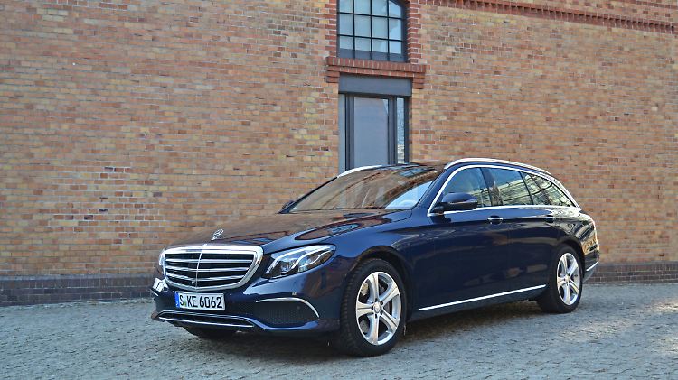 Auch bei der Wahl des Kühlers gilt es beim Mercedes E-Klasse T-Modell eine Entscheidung zu treffen: klassisch oder dynamisch.
