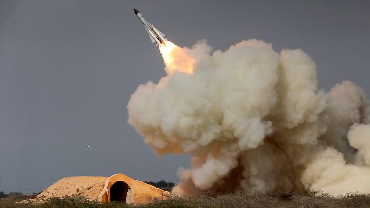 Fotos des iranischen Verteidigungsministeriums zeigen den Test einer iranischen Langstreckenrakete Ende Dezember.
