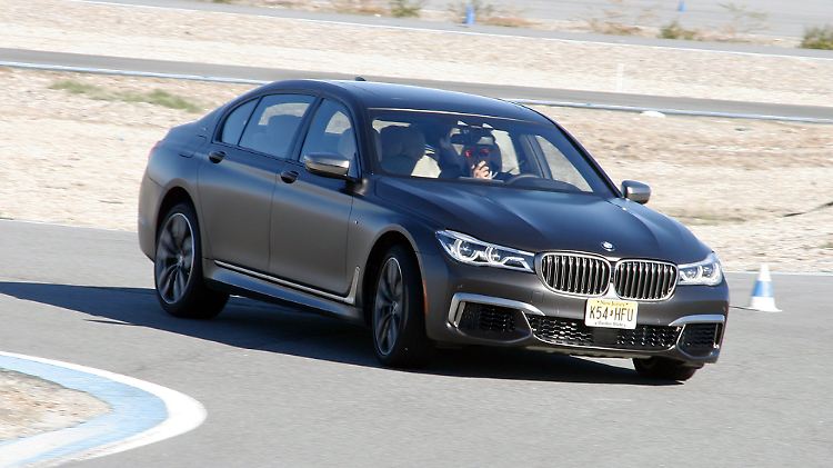 Klar kann ein BMW M 760 Li auf der Rennstrecke bewegt werden, aber eine Rennsemmel wird nicht aus ihm.