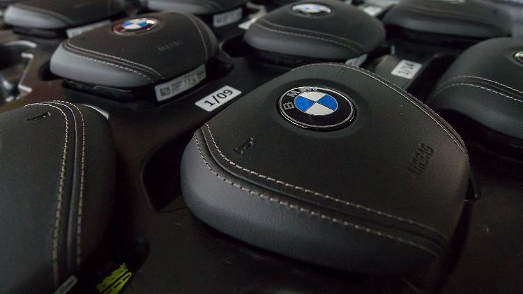 Lenkrad-Abdeckungen für Airbags in einem BMW-Werk