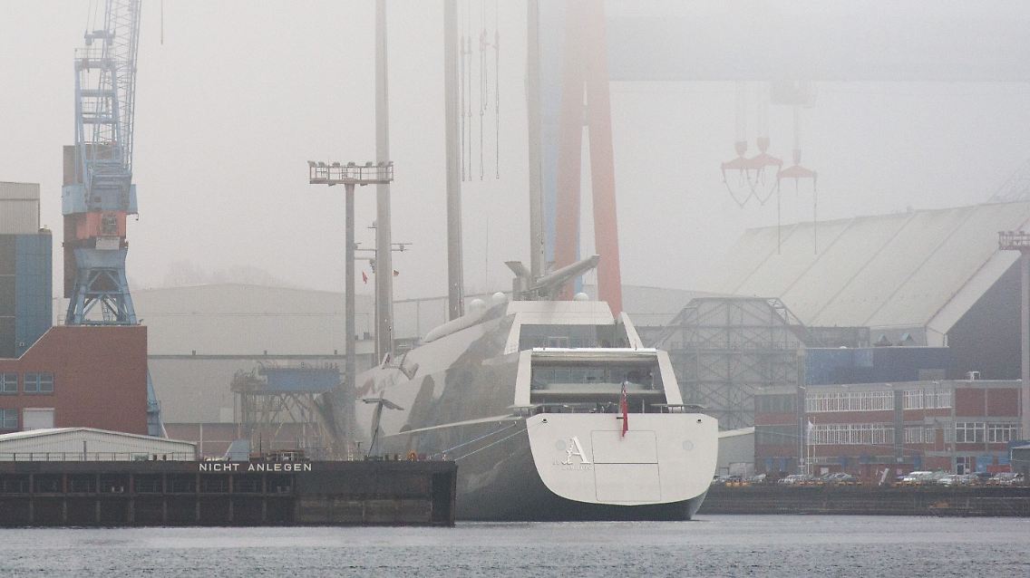 Die Mega-Segelyacht "Sailing Yacht A" liegt zurzeit noch im Hafen von Kiel.